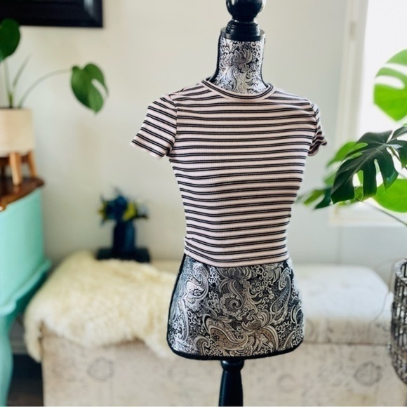 🏷️ 4/$25 H&M Divided Ribbed Pink & Black Stripe Crop Top - Picture 2 of 7